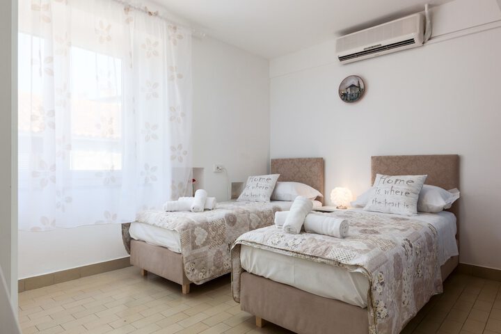 Room 43 of 180