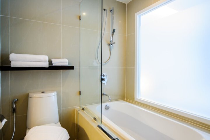 Deep soaking bathtub
