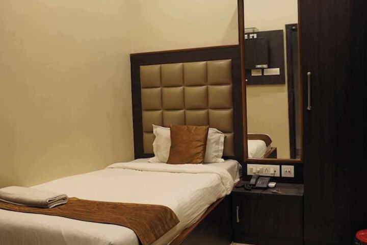 Room 4 of 19