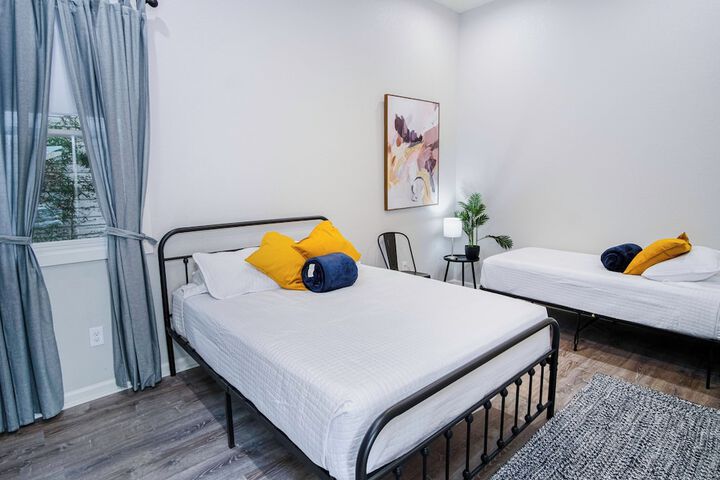 Room 8 of 33