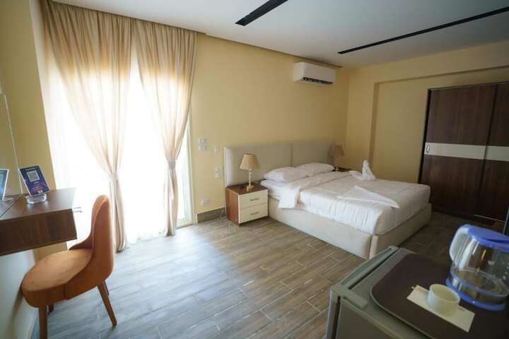 Room 17 of 38