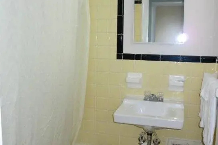 Room 10 of 13