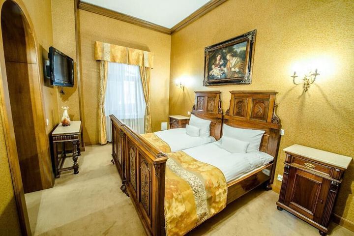 Room 9 of 42