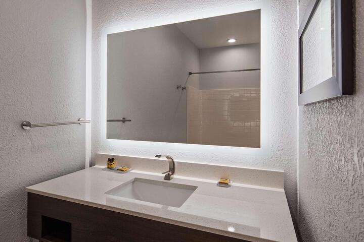 2 Queen Beds Hearing Accessible Room (3 of 7)