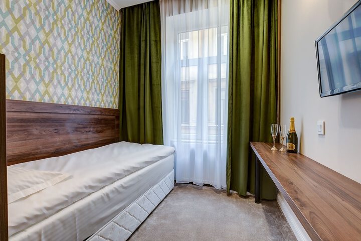 Room 8 of 19