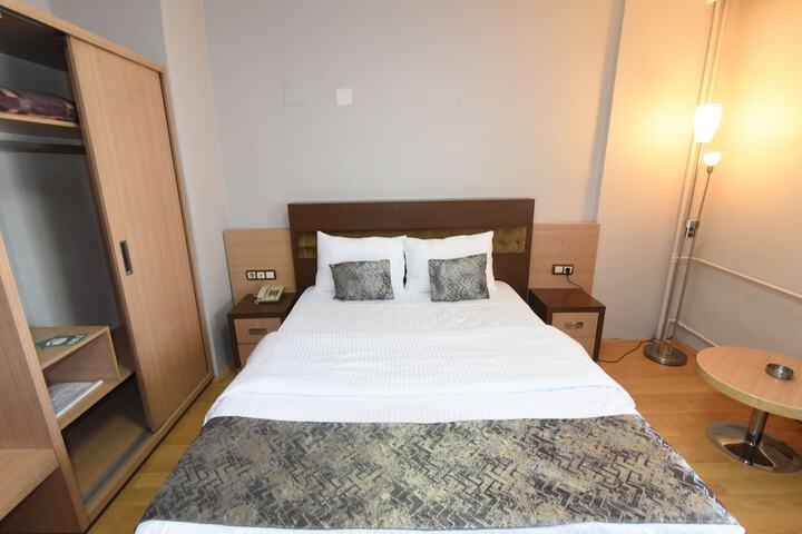 Room 5 of 12