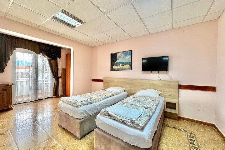 Room 3 of 85