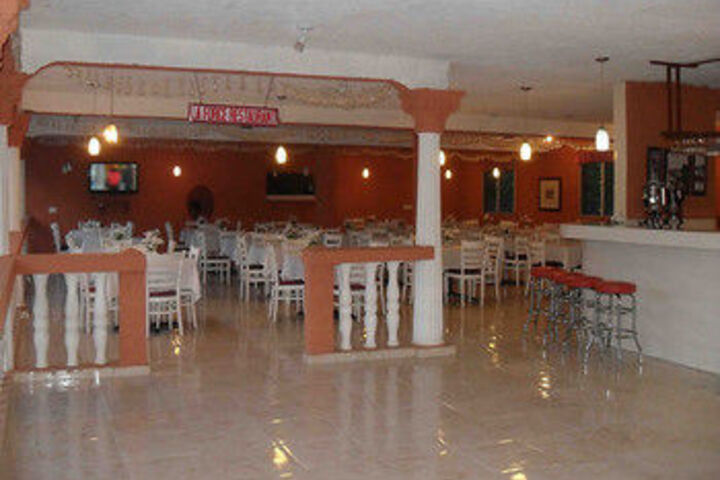 Dining 25 of 27