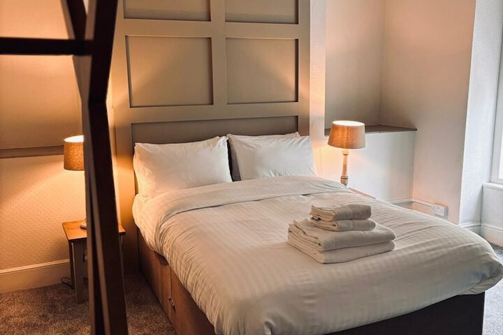 Room 4 of 9