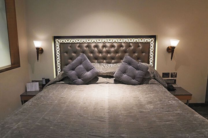 Room 4 of 33