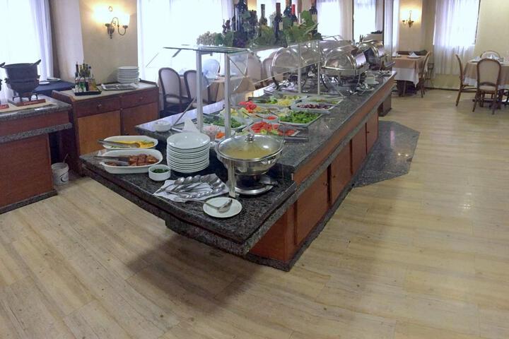Dining 2 of 8