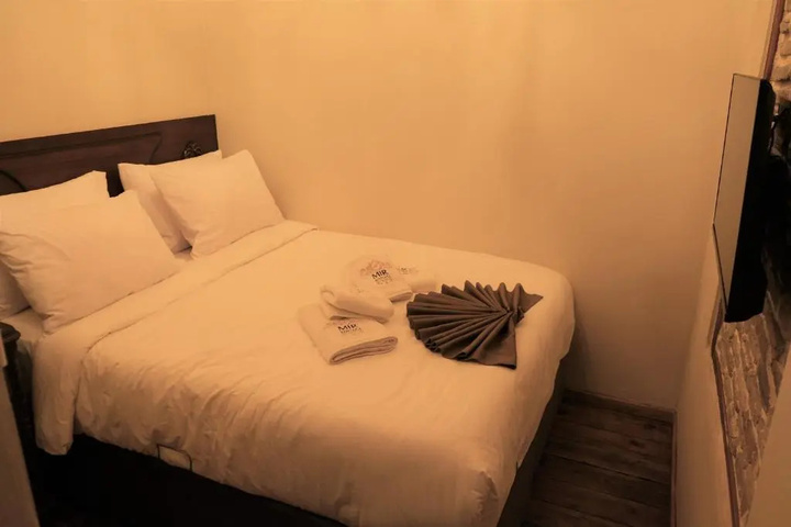 Room 6 of 16