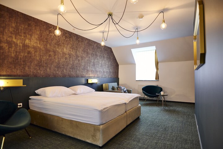 Room 12 of 90