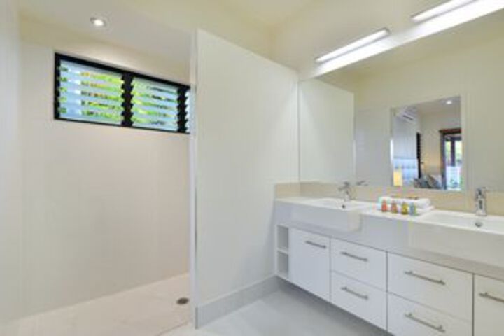 Room 2 of 32