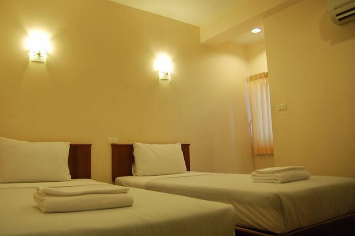 Room 8 of 28