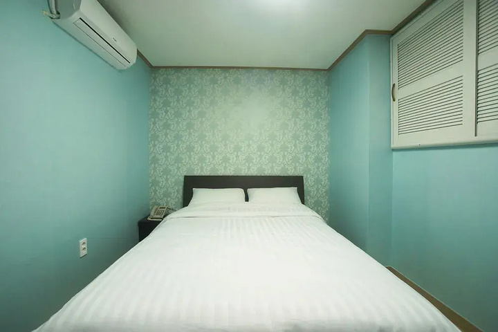 Room 4 of 20