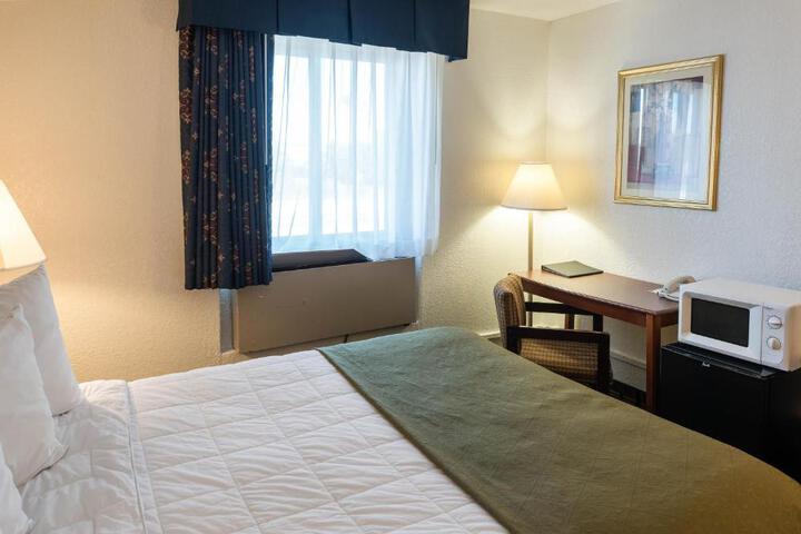 1 Queen Bed (11 of 11)