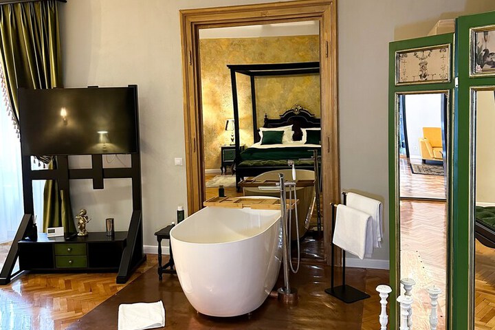 Room 4 of 22