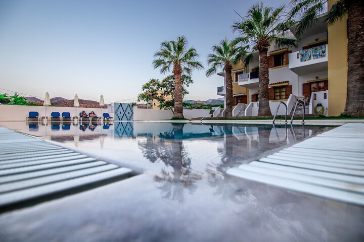 Hotel Pool