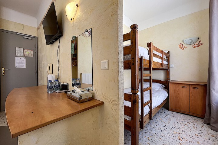 Room 7 of 12