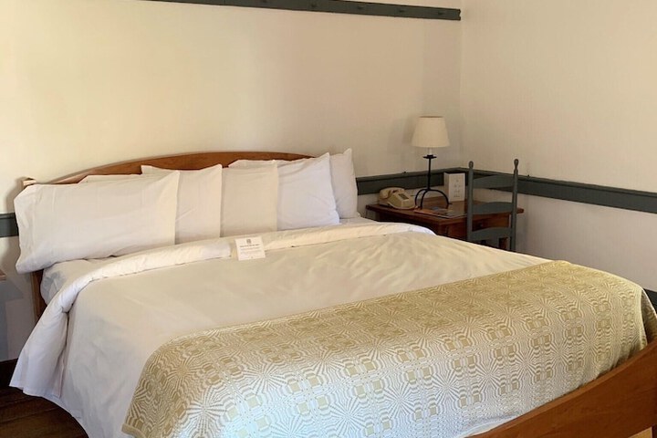 Deluxe King Bed (6 of 9)