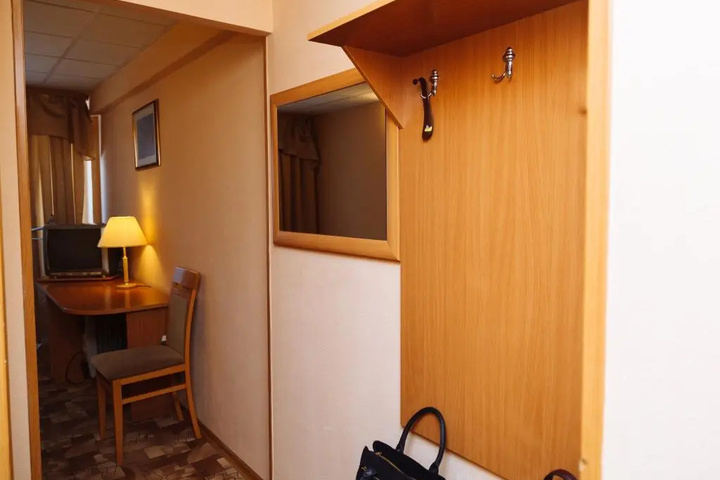 Room 6 of 25