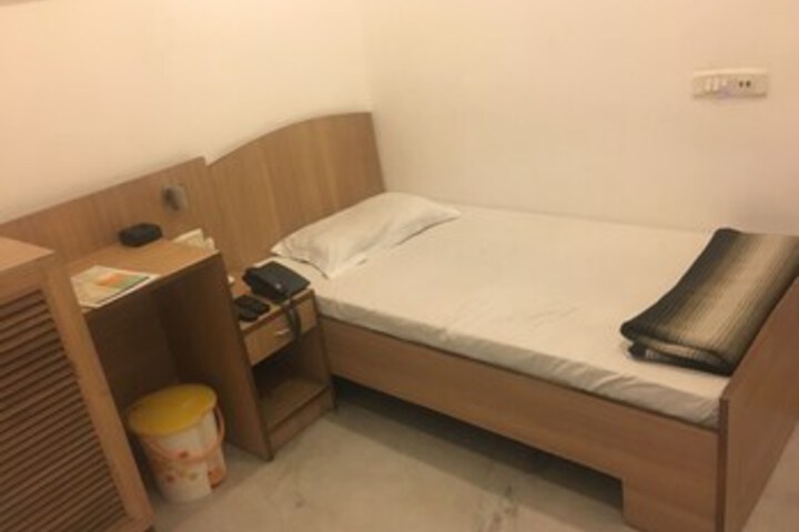 Room 7 of 9