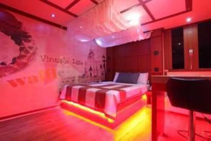Room 5 of 8