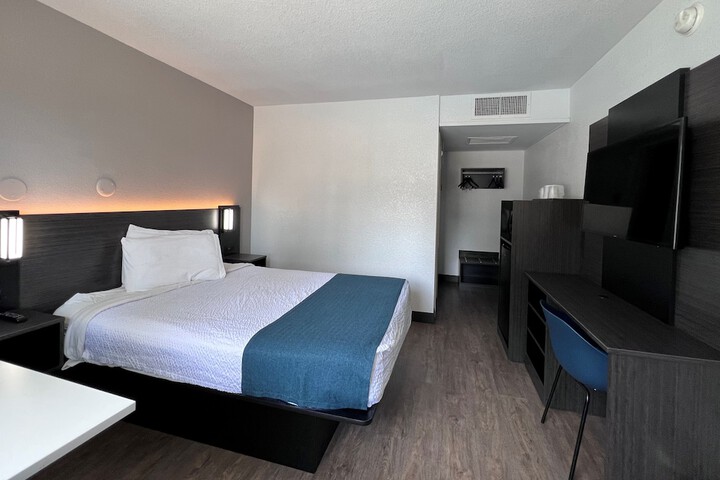 1 Queen Bed (2 of 10)