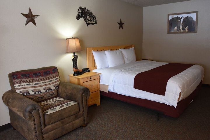 1 King Bed (4 of 6)
