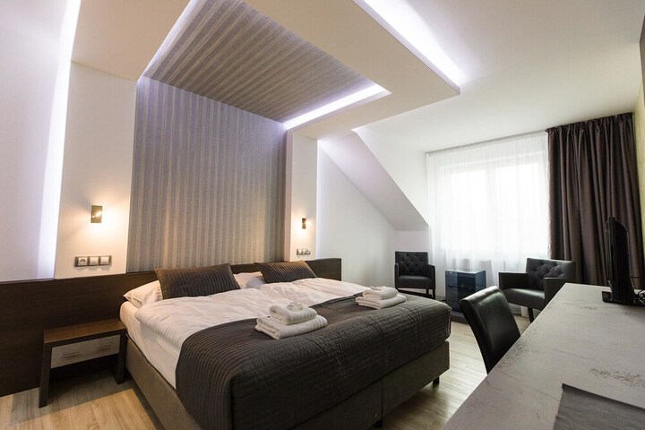 Room 8 of 32