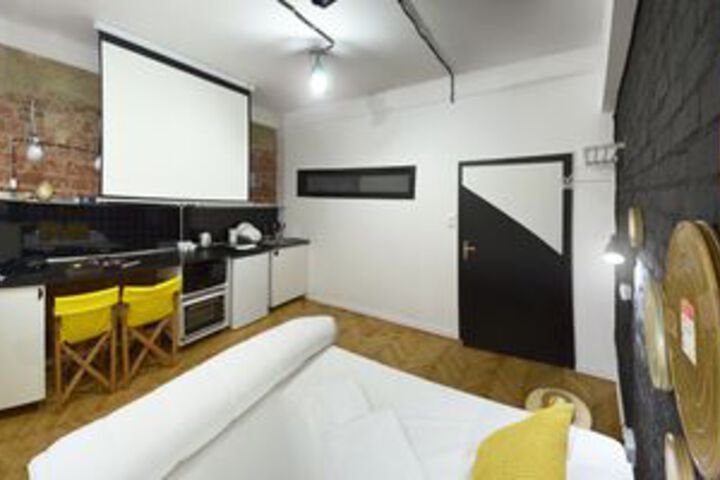 Room 10 of 12
