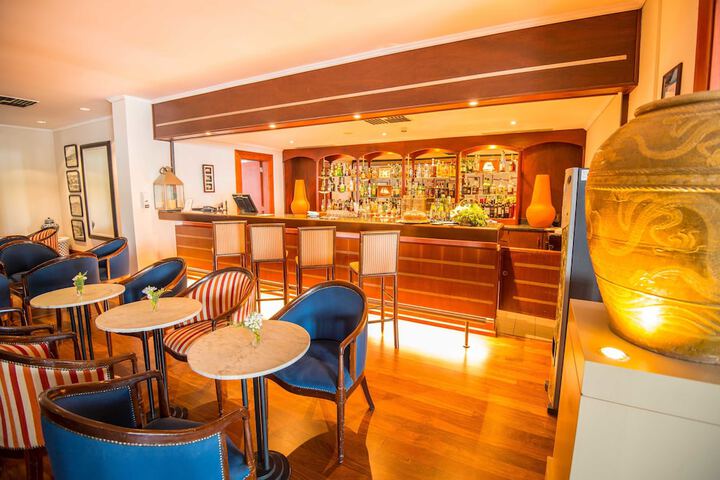 Lounge 90 of 129