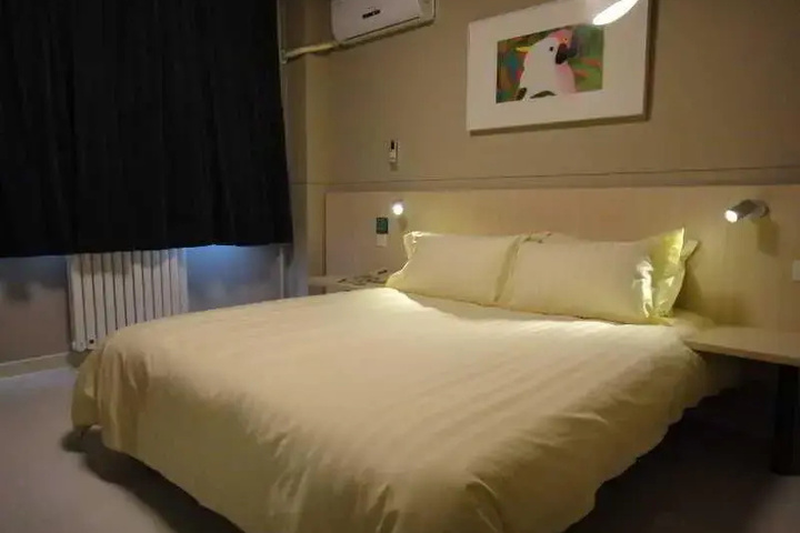 Room 3 of 9