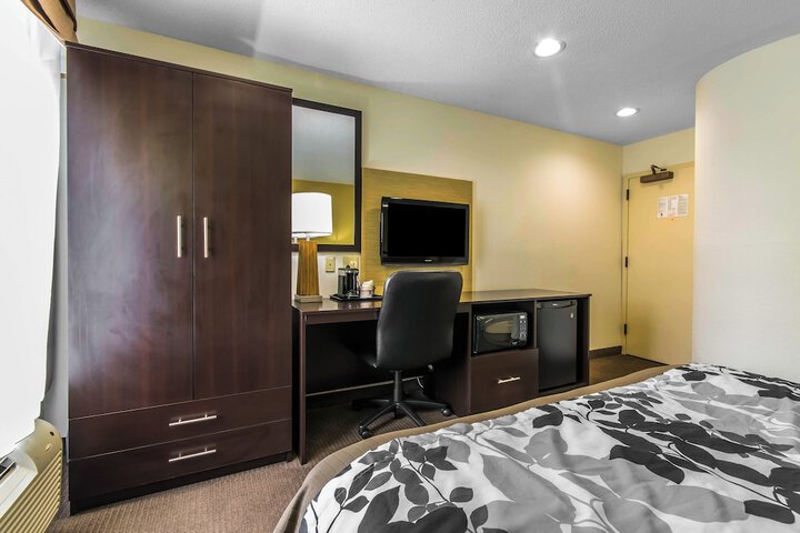 1 Queen Bed (10 of 10)