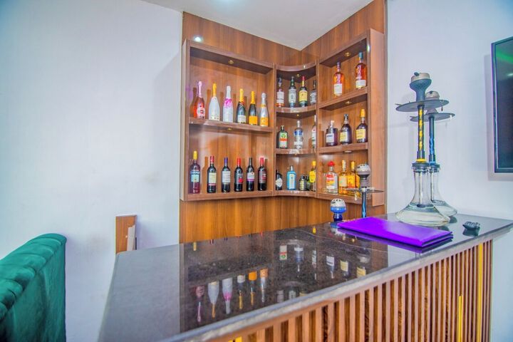 Lounge 4 of 78