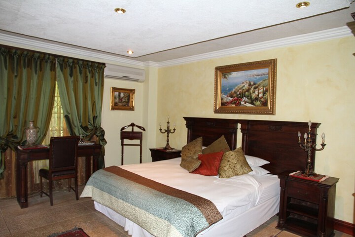 Room 6 of 18
