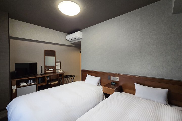 Room 5 of 28