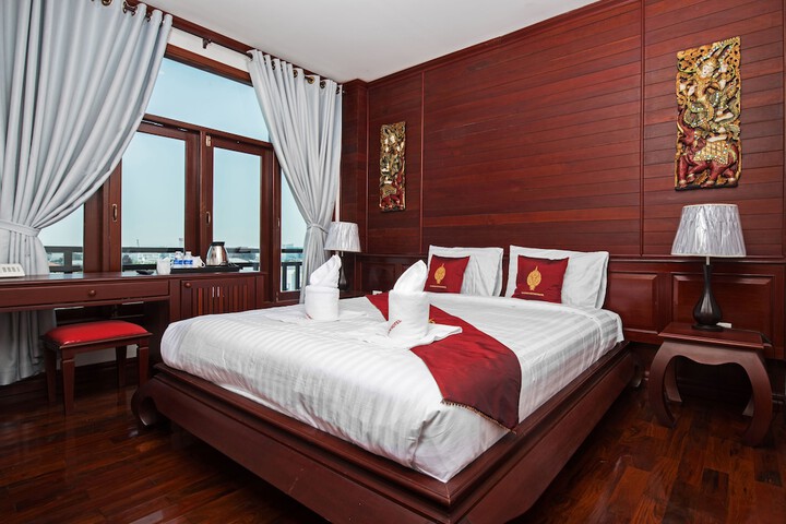 Manorom Chateau Hotel