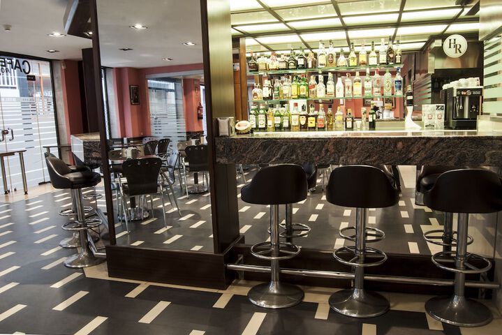 Lounge 52 of 63