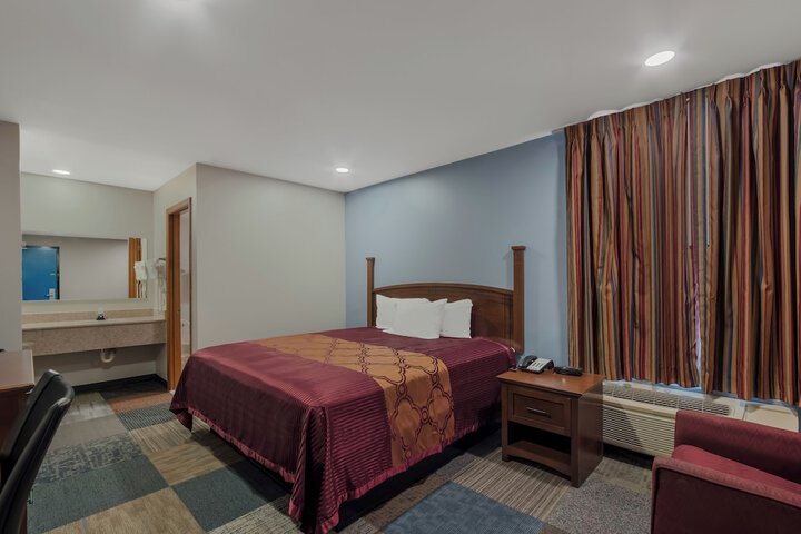 1 King Bed (2 of 19)