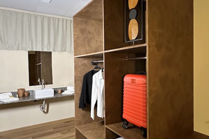 Room 5 of 10