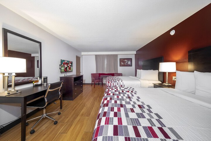 Deluxe 2 Queen Beds (5 of 10)