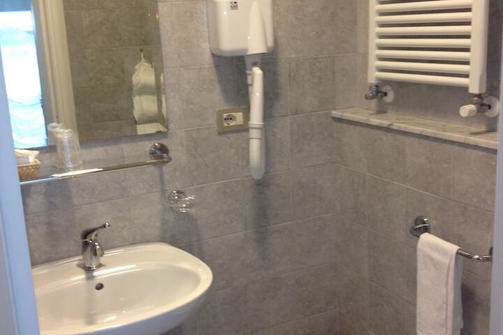 Room 8 of 12