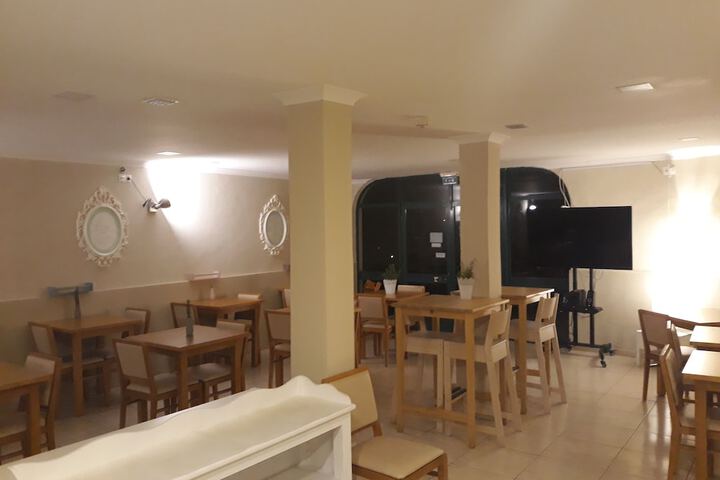 Lounge 65 of 99
