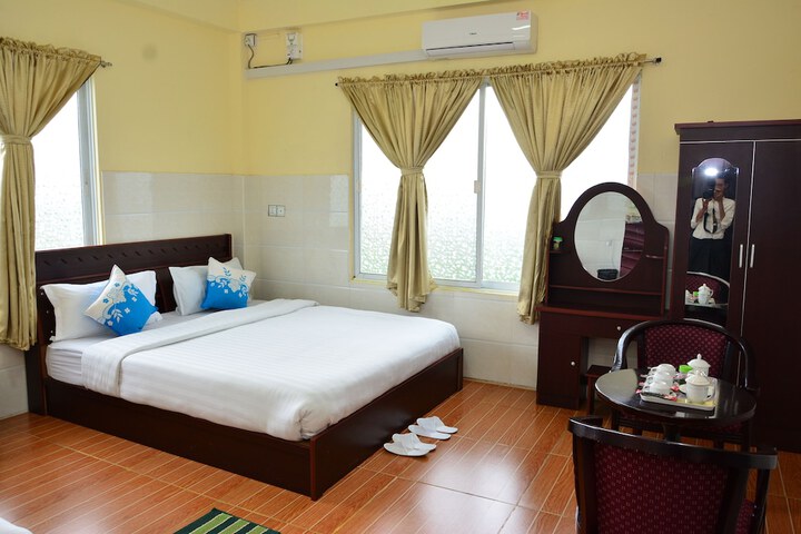Room 9 of 32