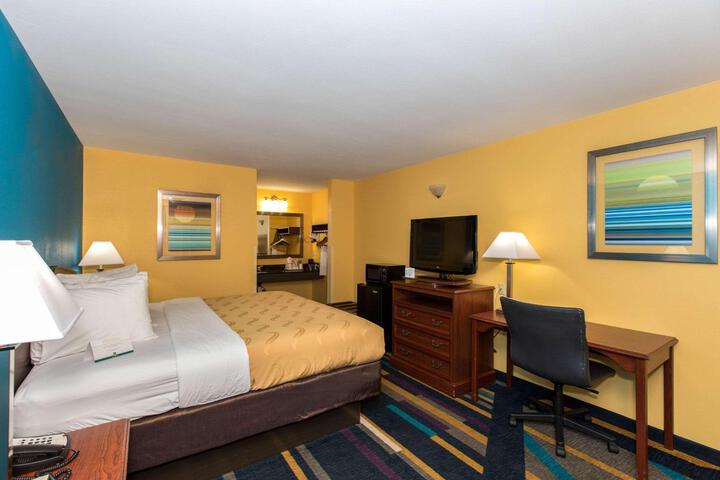 1 King Bed (2 of 10)