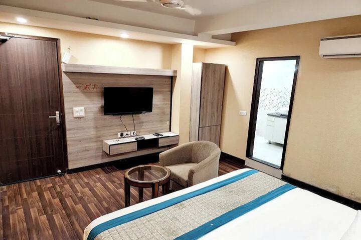 Room 13 of 90