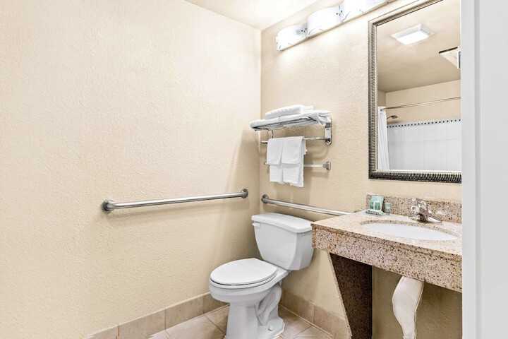 1 King Bed Microwave and Refrigerator WiFi Full Breakfast (12 of 17)