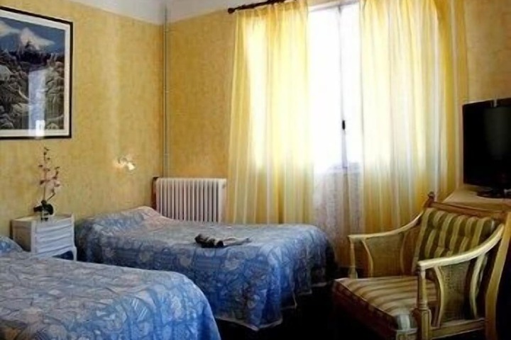 Room 9 of 48